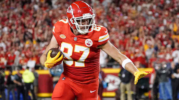 Chiefs tight end Travis Kelce (87) runs the ball against the Broncos during the first half at GEHA Field at Arrowhead Stadium.